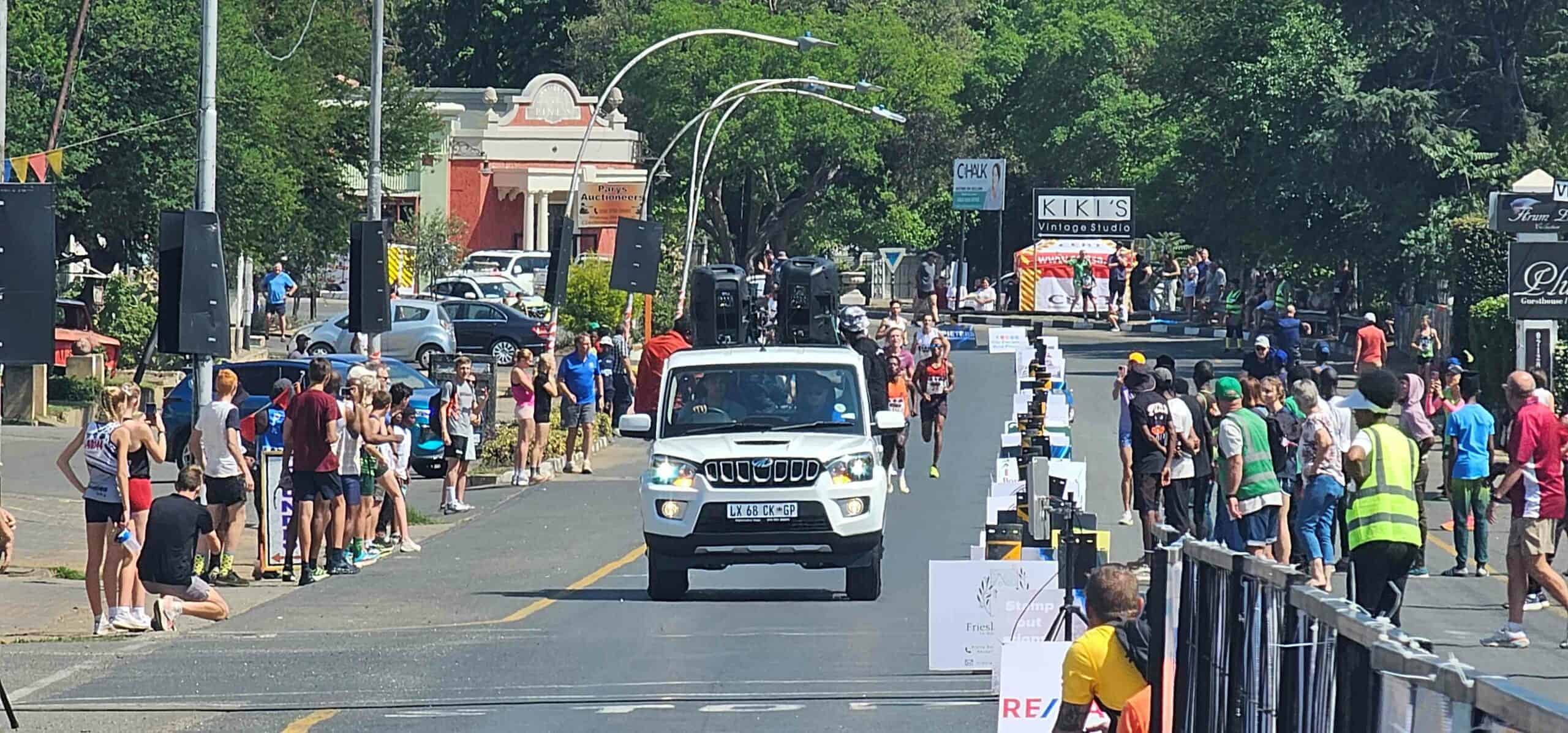 Jong atlete staan tou vir 