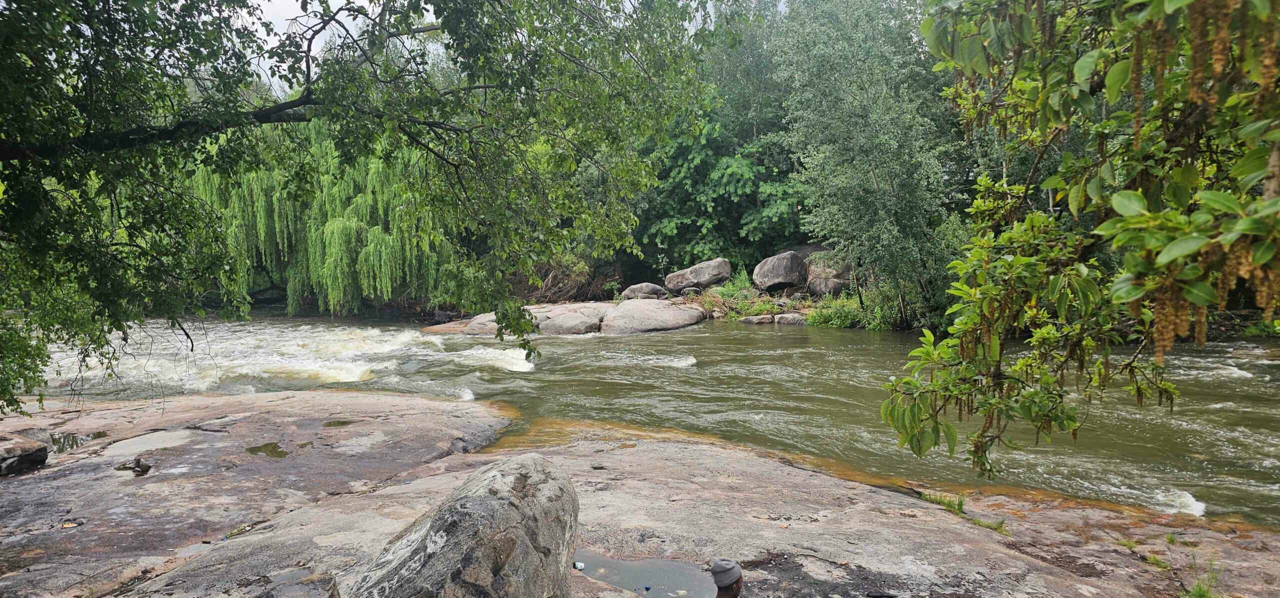 Drie verdrink by hangbrug in Parys