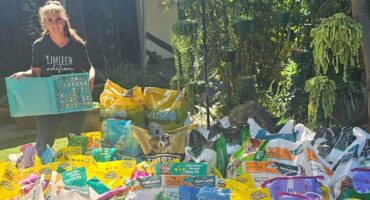 Liezel Hagar met die 1 050kg se honde- en katkos wat sy met haar mini-projek ingesamel het vir organisasies wat omsien na diere in nood.