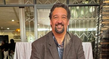 Stefan Louw kry toekenning by Roodepoort teater