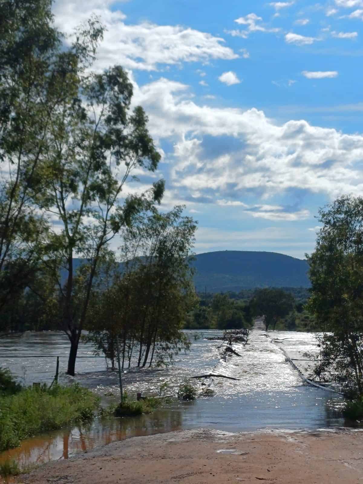 So lyk dit vanoggend by die Schoemansdrift laagwaterbrug in die Vredefort Koepel. Foto: Sue Janse van Rensburg.