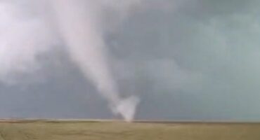 'n Skermgreep uit Tanya van Rooyen se video van die tornado wat verlede week buite Heilbron gesien is. Foto erkenning: Tanya van Rooyen