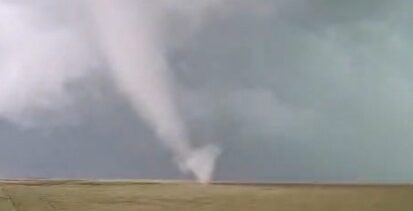 'n Skermgreep uit Tanya van Rooyen se video van die tornado wat verlede week buite Heilbron gesien is. Foto erkenning: Tanya van Rooyen