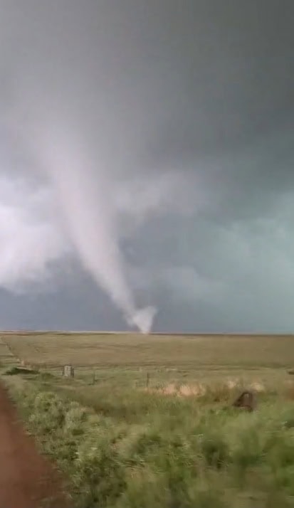 'n Skermgreep uit Tanya van Rooyen se video van die tornado wat vanmiddag buite Heilbron gesien is. Foto erkenning: Tanya van Rooyen