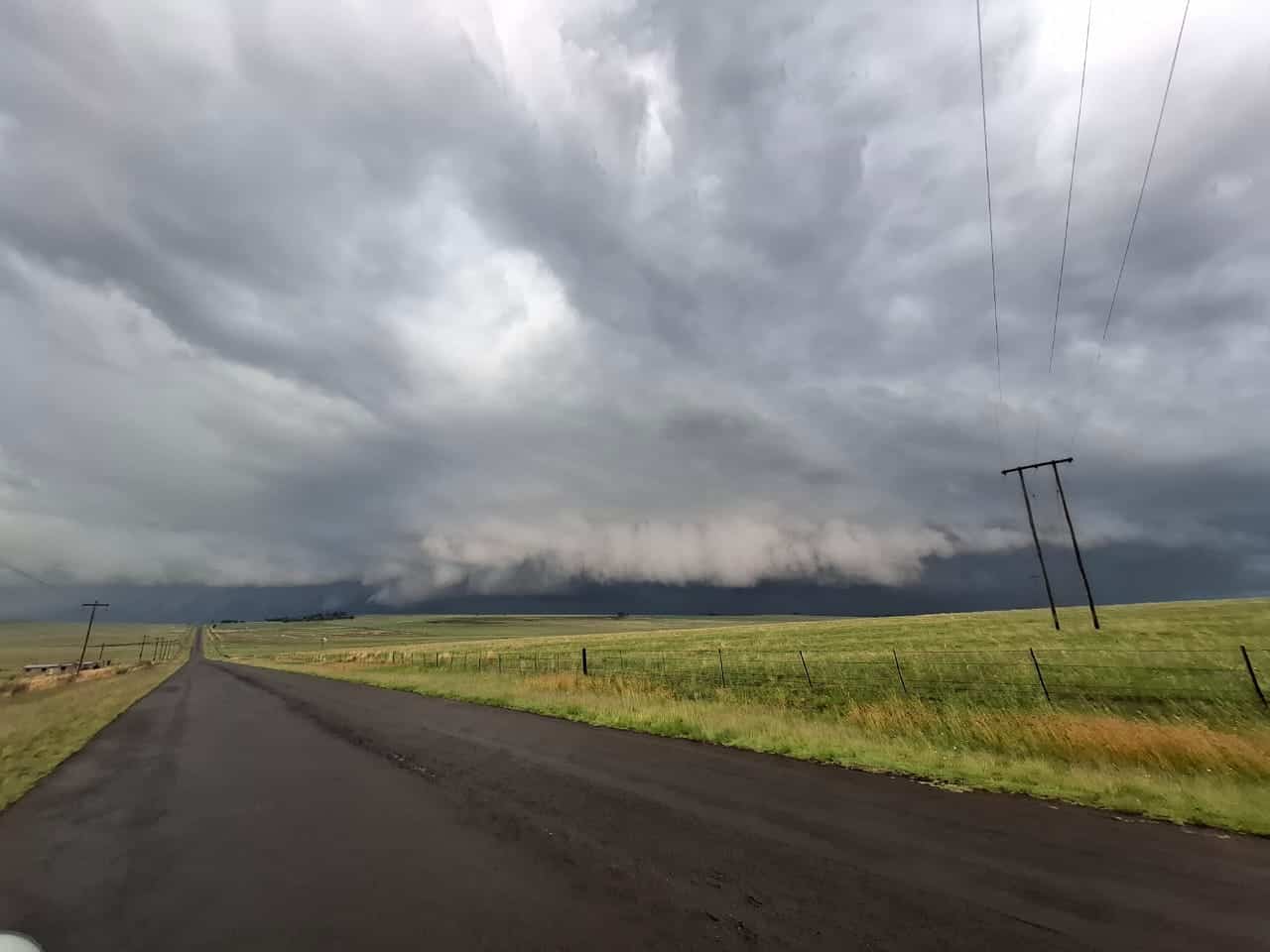 Die treffende foto van die tornado is vanmiddag deur Tanya van Rooyen geneem. 