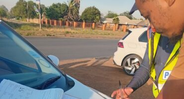 Wetstoepassers kyk vir nakoming van verkeersregulasies