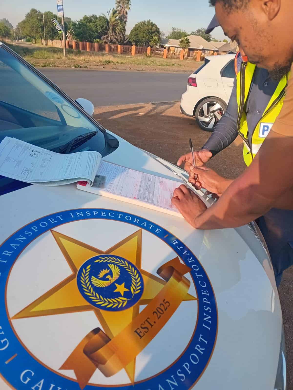 Wetstoepassers kyk vir nakoming van verkeersregulasies