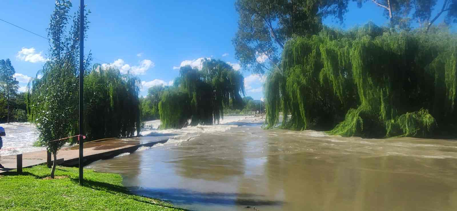 Die laagwaterbrug na die Parys Golf & Country Estate is onder water en gevolglik gesluit.