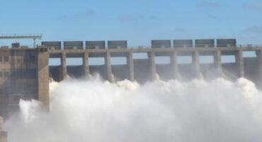 Agt sluishekke oop by Vaaldam