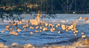 Die klipkunswerk onder die brug oor die Vaalrivier by Egweni, Parys.
