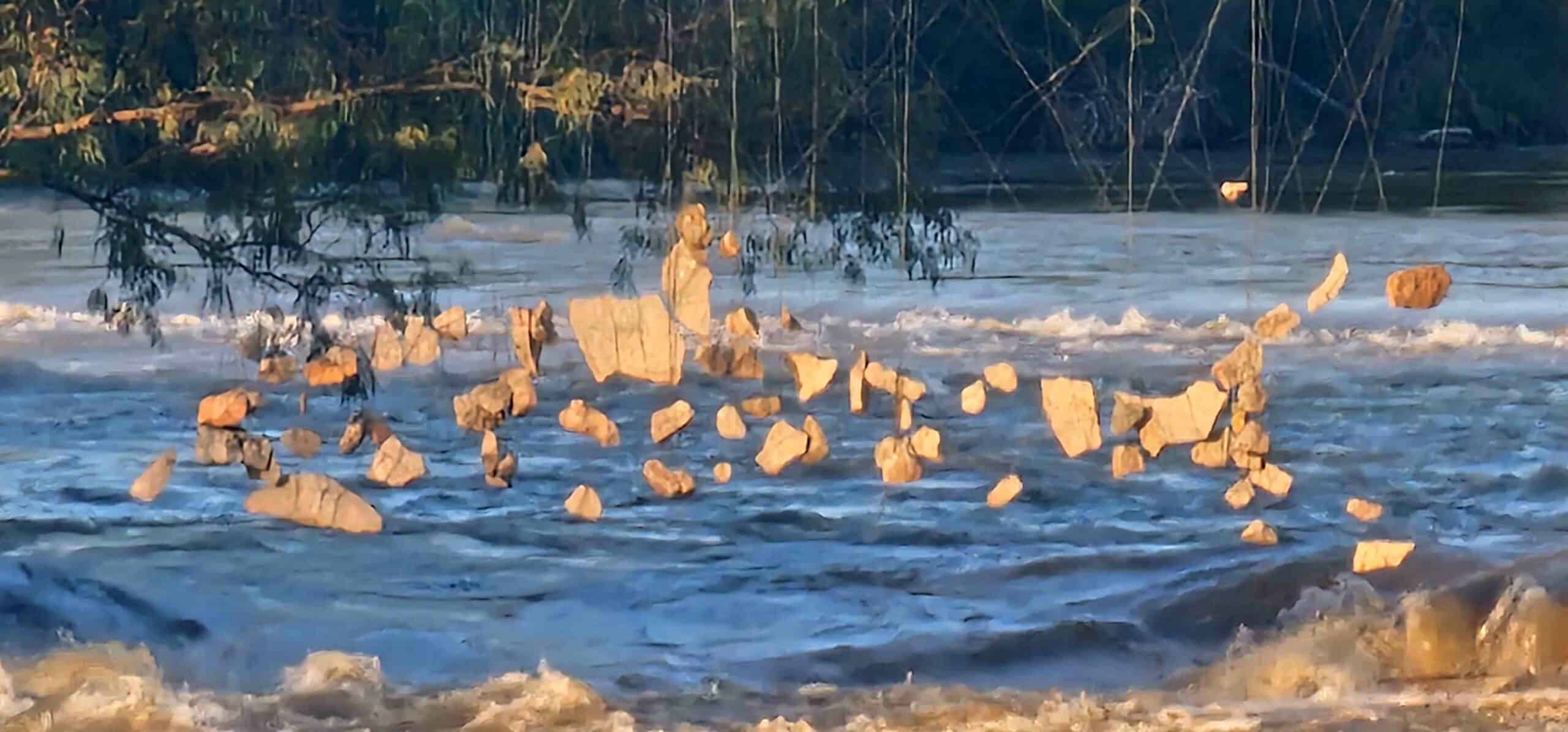 Die klipkunswerk onder die brug oor die Vaalrivier by Egweni, Parys. 