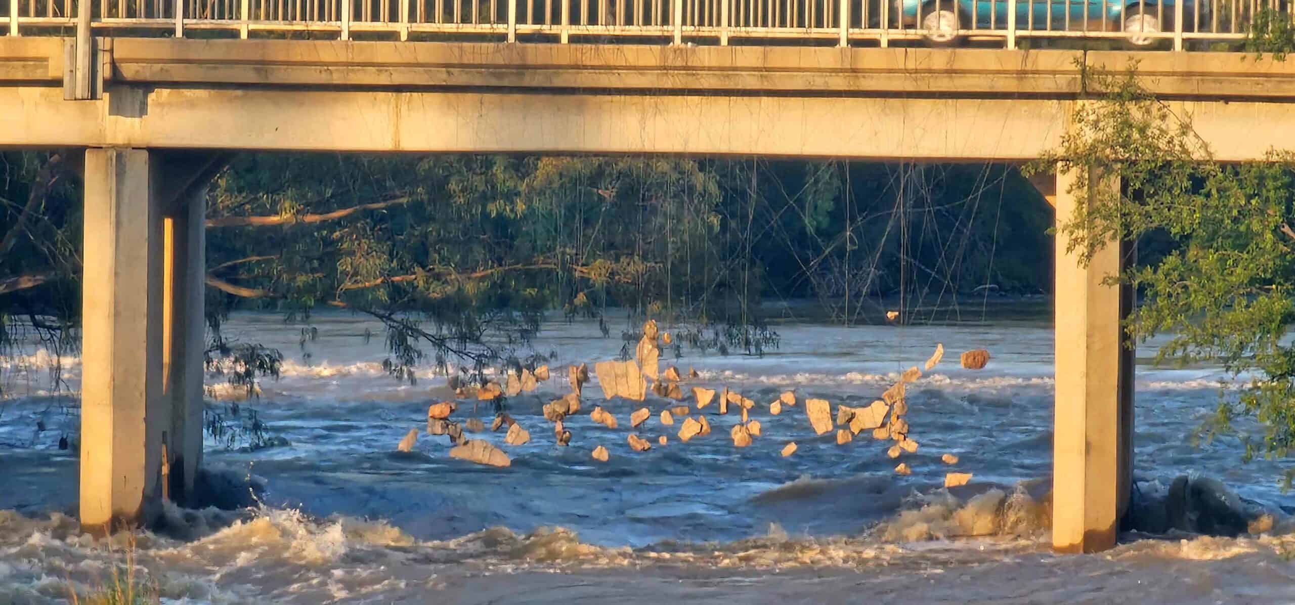 Die klipkunswerk onder die brug oor die Vaalrivier by Egweni. 
