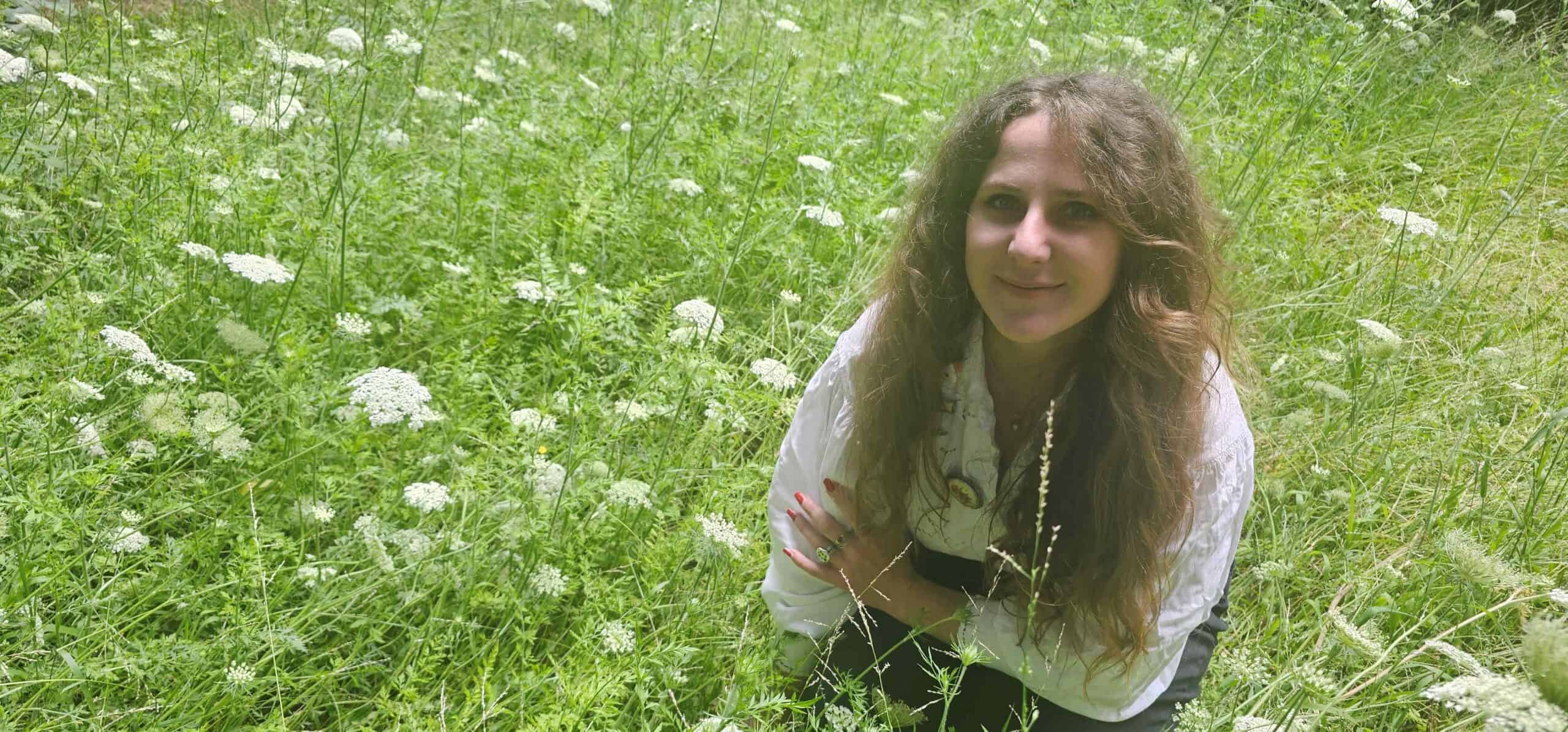Gretchen Crots in haar tuin waaruit sy inspirasie kry vir haar werke.