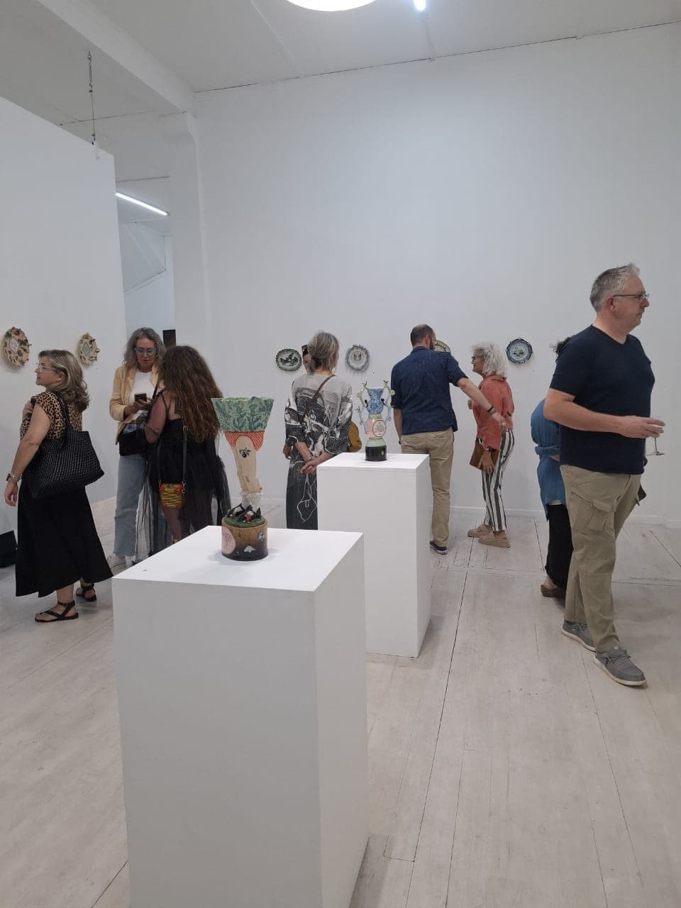 Plaaslike kunstenaar Gretchen Crots se uitstalling onder die titel, Skrif teen die muur, word as een van vanjaar se hoogtepunte in die Knysna Fine Art-galery beskou