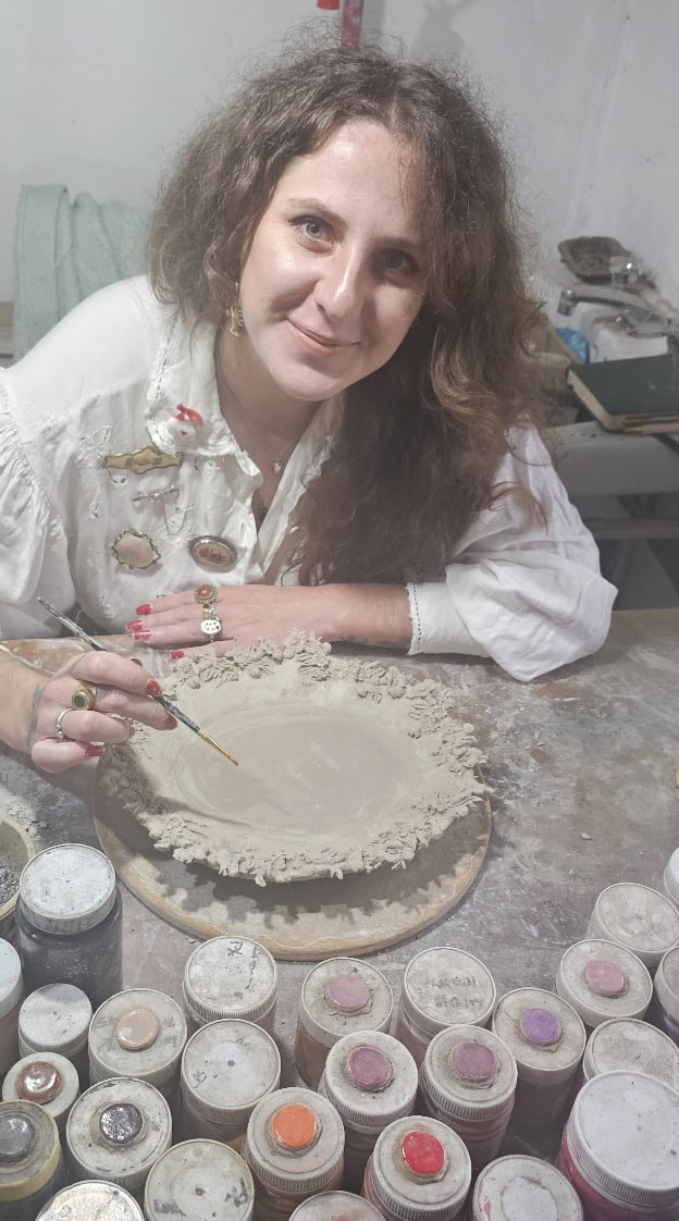 In die kunstenaarshande van Gretchen Crots word meesterstukke gevorm. Foto: Liezl Scheepers