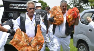 Harley Davidson Club of SA gee donasies in Parys