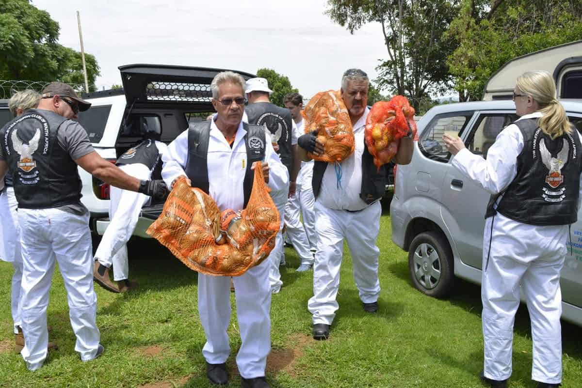 Harley Davidson Club of SA gee donasies in Parys