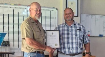 Pieter Kemp oorhandig die medalje en sertifikaat namens Landelike Gemeenskap Veiligheid (LGV) aan Peet Swanepoel.