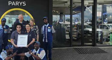 Van die personeel van Sasol Parys saam met Berné en Maryna van den Bergh.