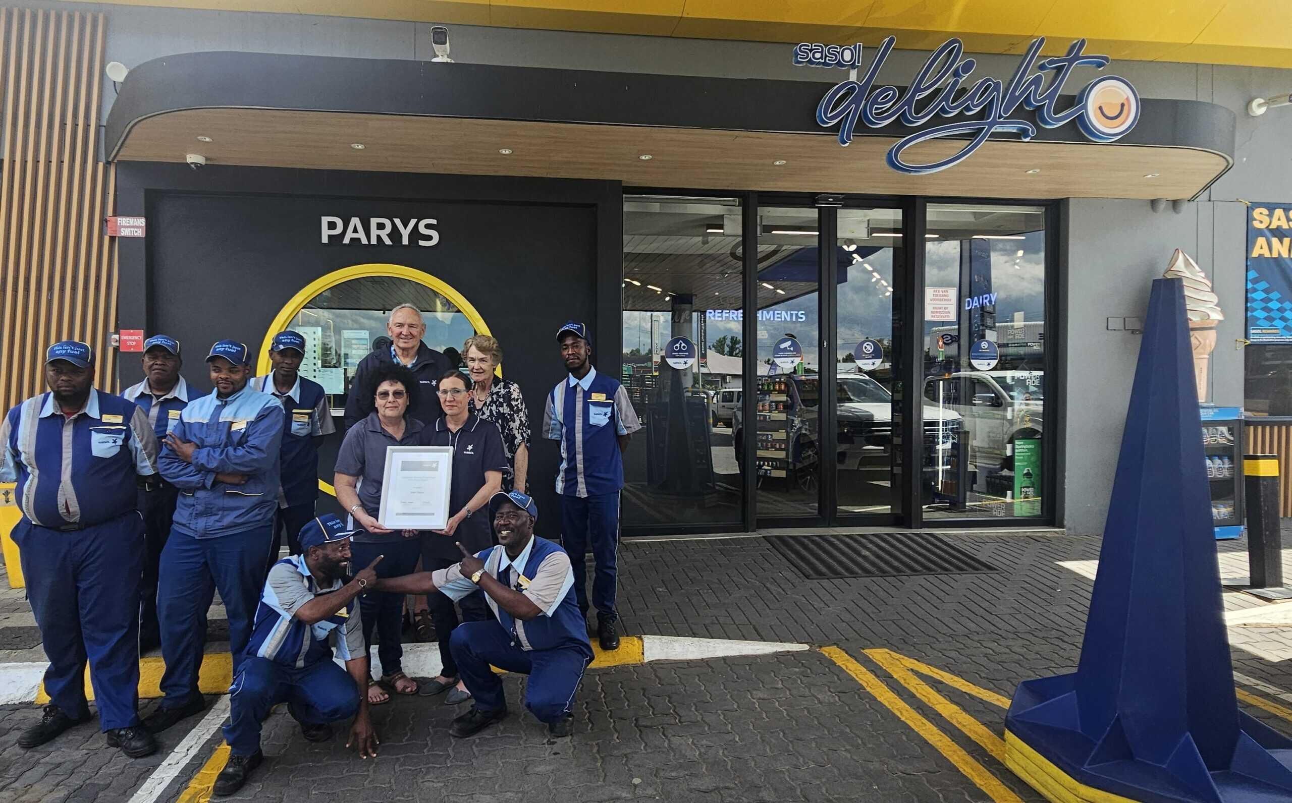 Van die personeel van Sasol Parys saam met Berné en Maryna van den Bergh.
