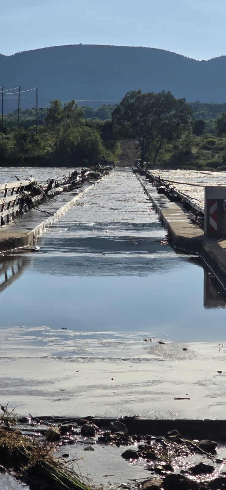 Die Schoemansdrift laagwaterbrug in die Vredefort Koepel nadat opdrifsels vanoggend verwyder is.