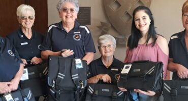 Skooltassies vir graad 1-leerders wat deur Solidariteit Helpende Hand by Primêre Skool Parys oorhandig is. Foto: Verskaf