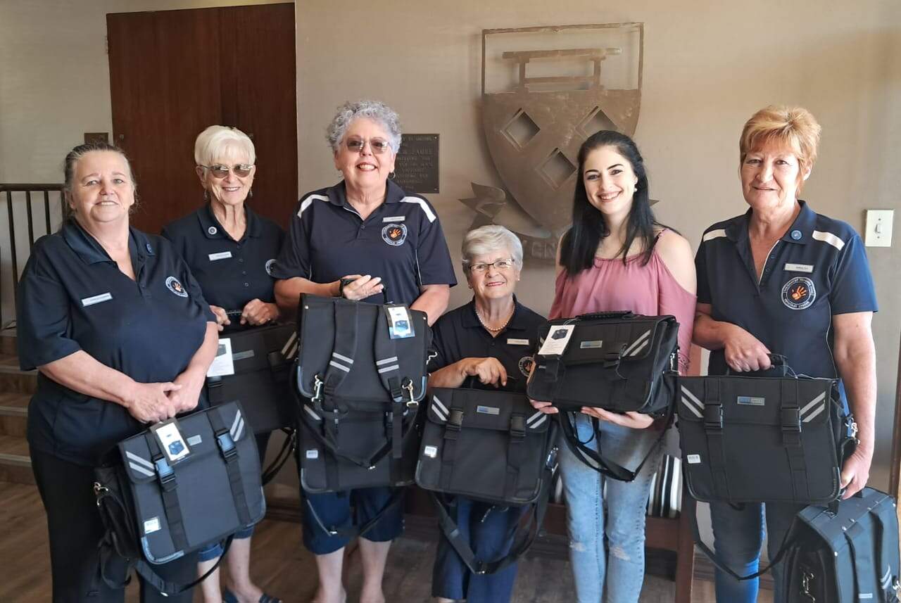 Skooltassies vir graad 1-leerders wat deur Solidariteit Helpende Hand by Primêre Skool Parys oorhandig is. Foto: Verskaf