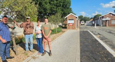 Van links is Dr. Abé Kempen (Voorsitter: Lewensreg Inwonerskomitee), Flip du Plessis (boomkenner en self ook 'n inwoner van Sally Martin Park), Elchristie Oberholzer (Bestuurder: Sally Martin Park) en Seeff Dannhauser Jr, by 'n olienhoutboom wat gemerk is.