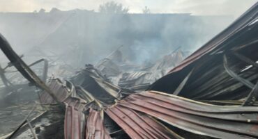 Dit het vanoggend steeds gebrand by 'n gebou op die Anatomic-perseel in Parys se nywerheidsgebied waar 'n verwoestende brand gister uitgebreek het.