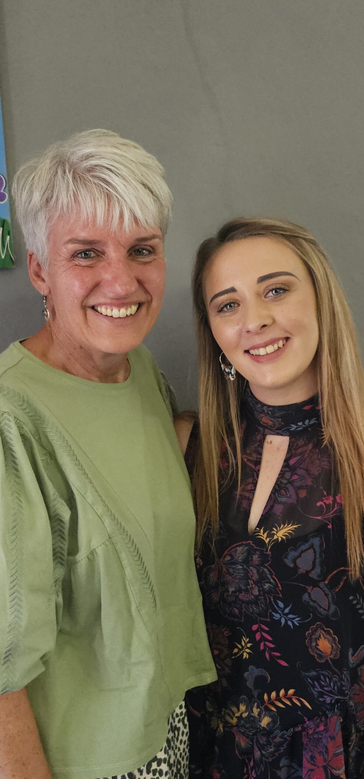 Ané du Plessis van SANAVA saam met Elzaan van Wyk, voorsitter van die Parys Kunsvereniging.