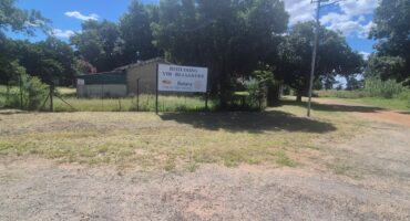 Die foto van die Rotariërhuise is na die skoonmaakaksie geneem.