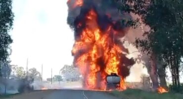 Die toneel waar 'n tenkwa brand op die R30 tussen Bothaville en Orkney.