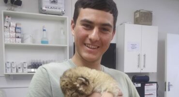 Vir Hoërskool Parys se Reinhard van der Hoven is veeartsenykunde sy passie. Die foto is by Parys Dierehosptiaal geneem waar jy hom gereeld sal sien.