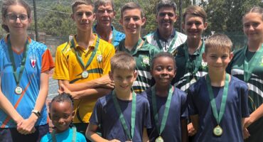 Voor is Cadee Bampa, Mikhail Bampa, Kara Bampa en Declan Bampa. In die tweede ry is Leonie van der Merwe, Etheon Bampa, Caldon Bampa, Dewald Meyer en Melissa Meyer. Agter is Johan Britz en Christo Britz.