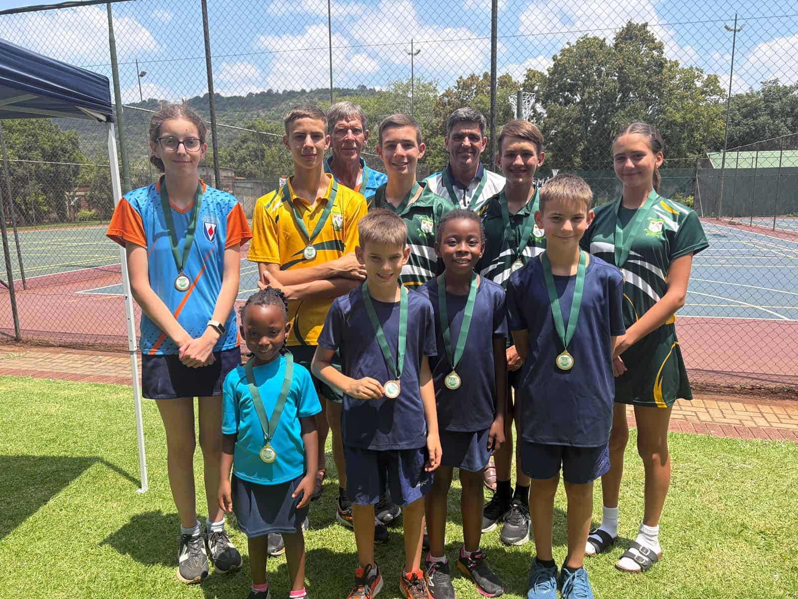 Voor is Cadee Bampa, Mikhail Bampa, Kara Bampa en Declan Bampa. In die tweede ry is Leonie van der Merwe, Etheon Bampa, Caldon Bampa, Dewald Meyer en Melissa Meyer. Agter is Johan Britz en Christo Britz.