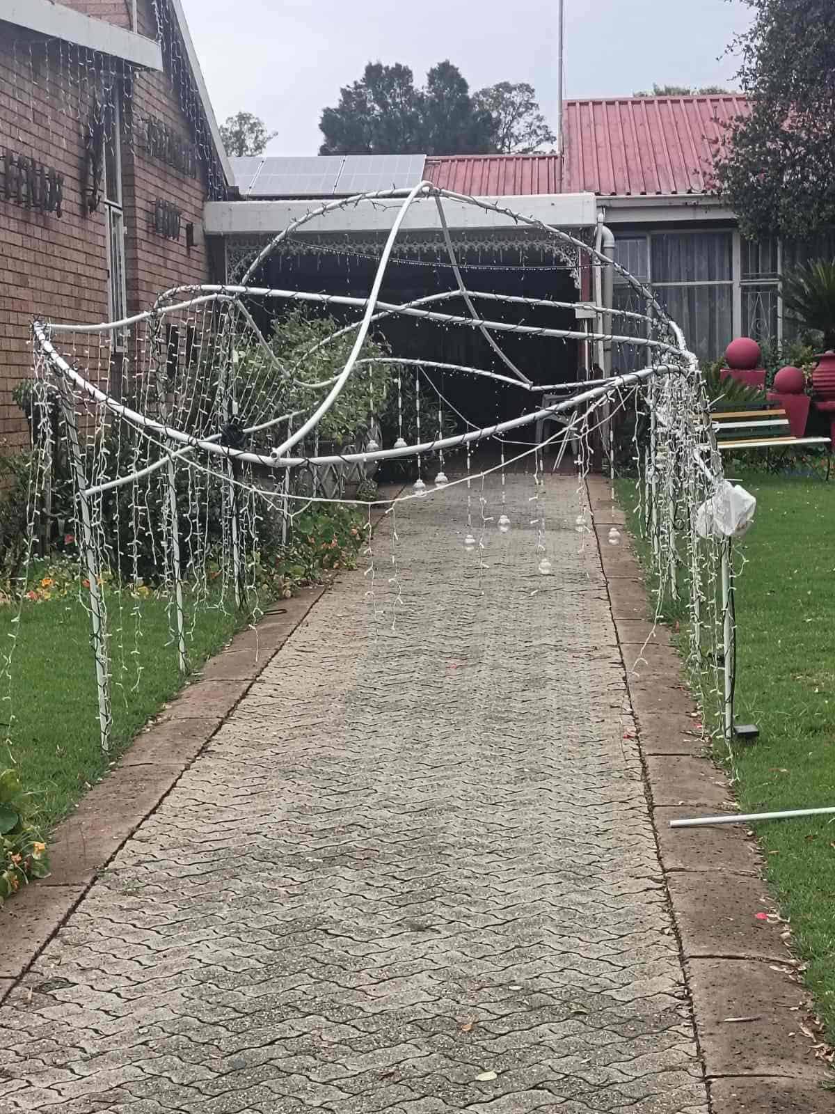 Die Najaarsrus tehuis vir bejaardes se liggieboog wat deur die wind gefrommel is. Foto: Liezl Scheepers