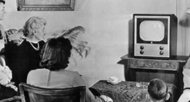 Die beginjare van TV in Suid-Afrika. Foto met erkenning aan die Historiese Almanak WhatsApp-groep