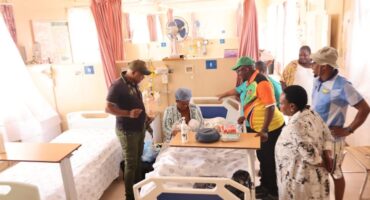 Raadslede besoek die ouers van babas wat op Nuwejaarsdag in die Parys Distrikshospitaal gebore is. Foto: Ngwathe Plaaslike Munisipaliteit