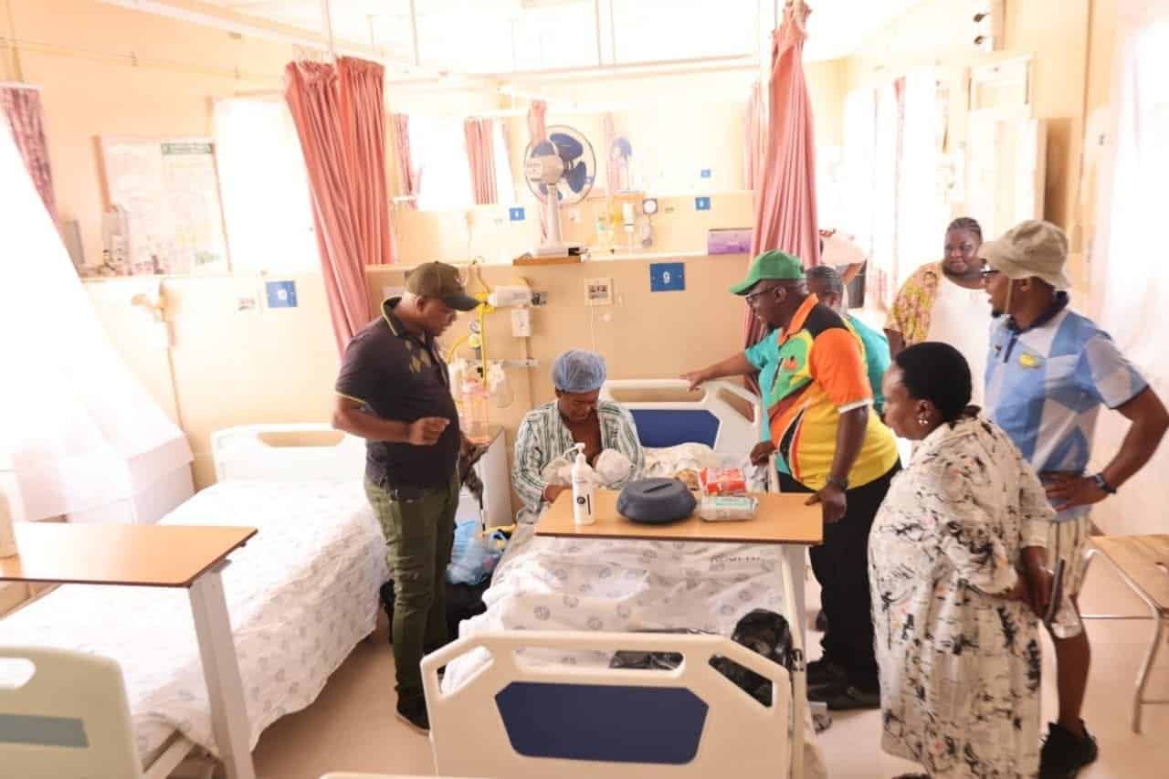Raadslede besoek die ouers van babas wat op Nuwejaarsdag in die Parys Distrikshospitaal gebore is. Foto: Ngwathe Plaaslike Munisipaliteit