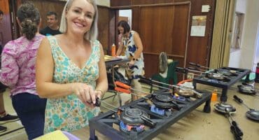 Nagenoeg 70 mense het vandeesweek gehelp om die jaffels te bak en is daar selfs Woensdagaand hard gewerk in die kerksaal agter die jaffelstowe en by die broodtafel.