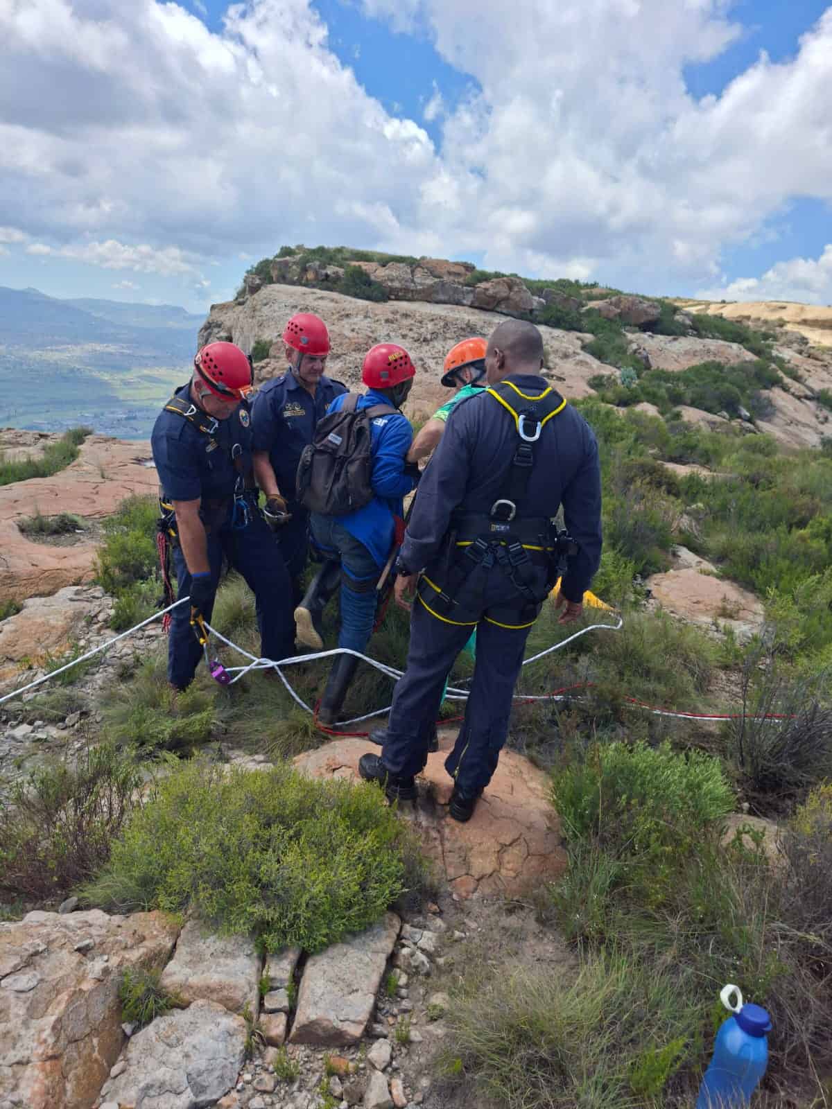 Die multi-dissiplinêre span besig met die uitvoer van die reddingsaksie. Foto: Verskaf