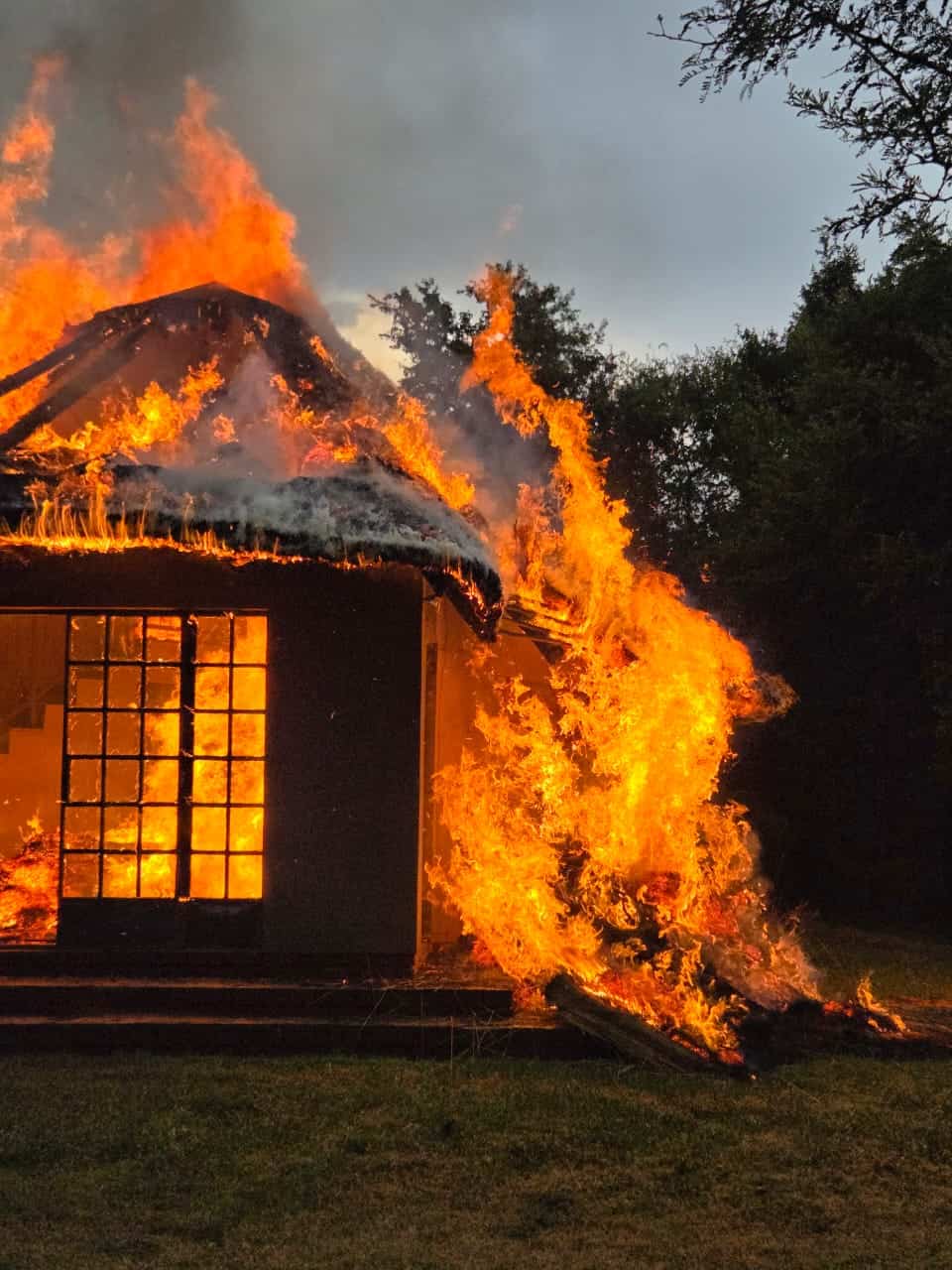 Die kothuis op Klein Baskop wat in die brand verwoes is.