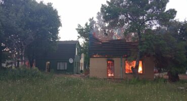 Die chalet in die Mimosa Tuine waar 'n brand vroeër vanaand ontstaan het. Foto: Security Master