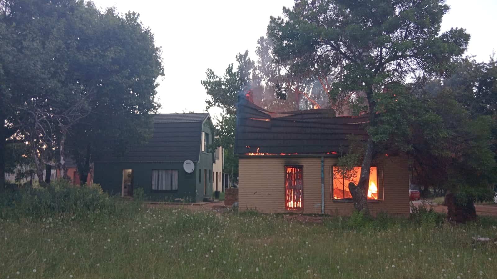 Die chalet in die Mimosa Tuine waar 'n brand vroeër vanaand ontstaan het. Foto: Security Master