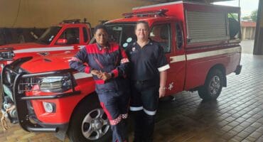 Stasie-offisier Maggie Mokwane, saam met Vanessa Rossouw, hoof van die Ngwathe Brandweer- en Nooddiens.