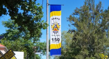 Van die 150-jaar feesbaniere wat in Desember reeds by die dorpsingange gepryk het.