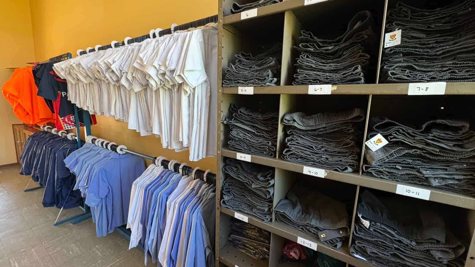 Primêre Skool Parys se netjies en goed georganiseerde klerebank is die skool se trots en verdien die ouerkomitee en die personeel 'n pluimpie vir die werk wat hier ingesit word.