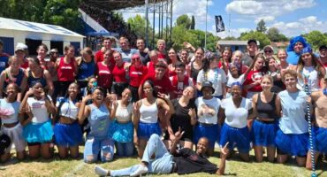 Vir die graad 12's was dit hul laaste kleuresportbyeenkoms en het hulle trou aan die tradisie, saam om die rugbyveld geloop.