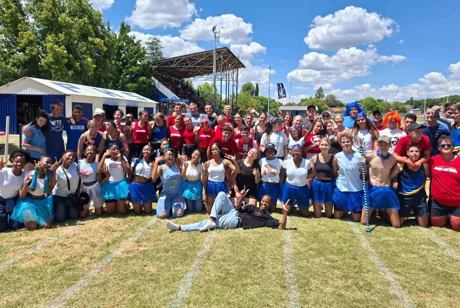 Vir die graad 12's was dit hul laaste kleuresportbyeenkoms en het hulle trou aan die tradisie, saam om die rugbyveld geloop.