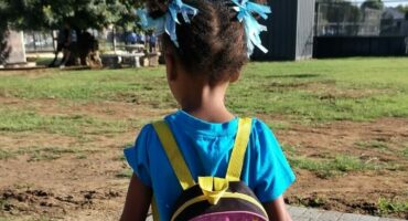 Skool toe foto slegs ter illustrasie